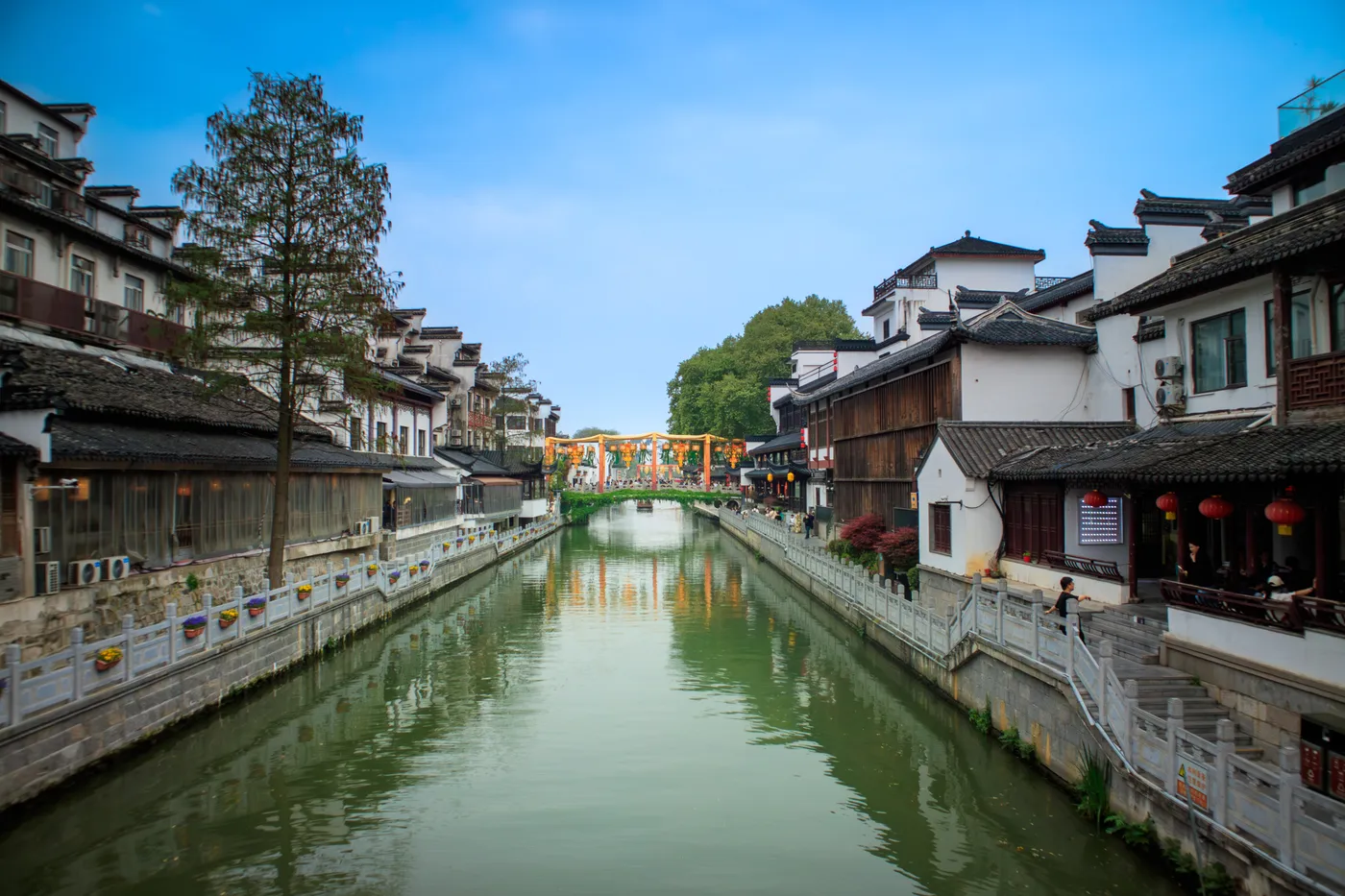 秦淮河两岸的白墙黛瓦与画舫