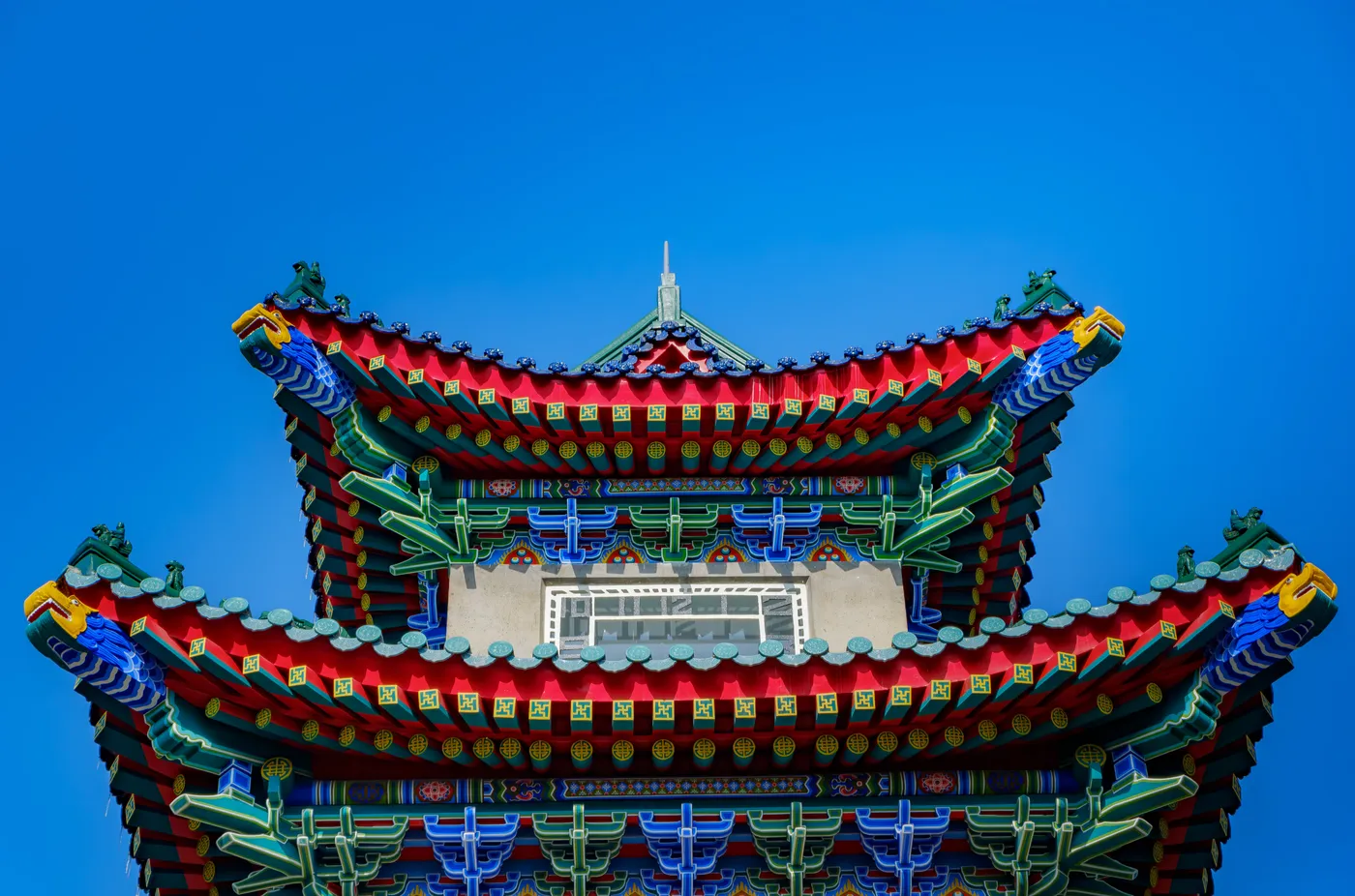 蓝天下的彩绘古建筑飞檐